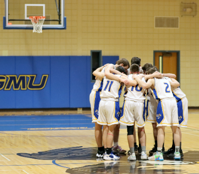 GMU basketball players huddled (file)