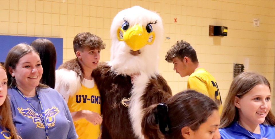 Students with eagle mascot (9/2022)