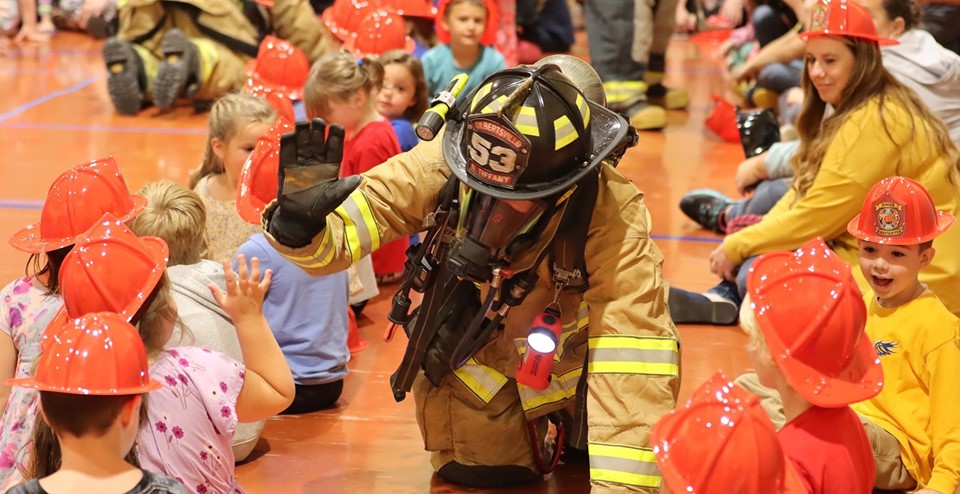 Fireman with students (10/2023)